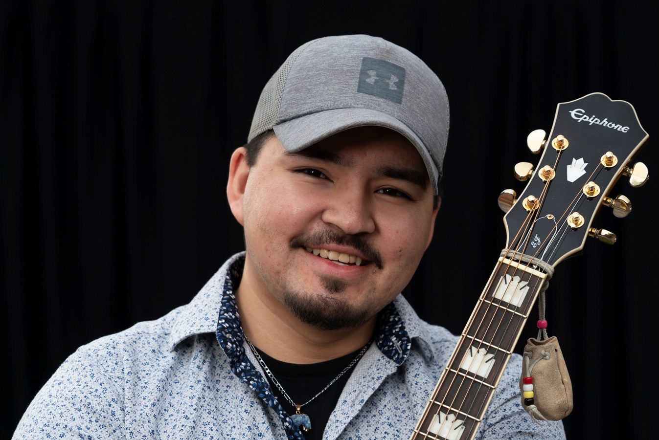 L’auteur-compositeur-interprète Nikan Awashish représente la relève musicale de la communauté atikamekw d’Obedjiwan. Il est le leader et fondateur du groupe NIKANIK.