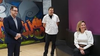 De gauche à droite: Maxime Vézina de la Fondation Richelieu; Dominic Ouelle, responsable des expositions au Musée POP et Valérie Therrien, directrice générale Musée POP.