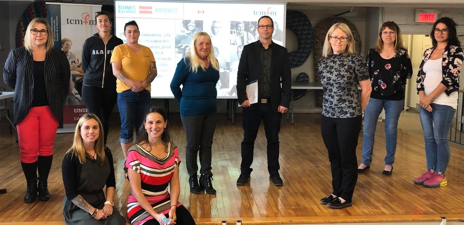 Des représentants de Soutien à domicile des Chenaux, la Microbrasserie À la Fût, Signalétik, Chemise Empire, Shari Laliberté, agente de projet, et Joanne Blais, directrice, Table de concertation du mouvement des femmes de la Mauricie.