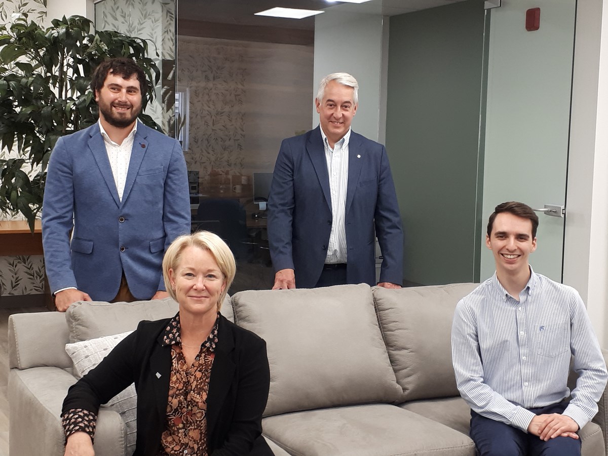 À l'avant : Nathalie Boisvert, présidente-directrice générale adjointe au CIUSSS MCQ et le Dr Antoine Dumas, médecin résident au GMF-U de Drummondville. À l'arrière : le Dr Simon Coiteux, directeur médical du GMF-U de Drummondville ; le professeur Dominique Dorion, doyen de la Faculté de médecine et des sciences de la santé de l’Université de Sherbrooke et vice-président, volet académique, du Réseau Universitaire Intégré de Santé et Service Sociaux (RUISSS).