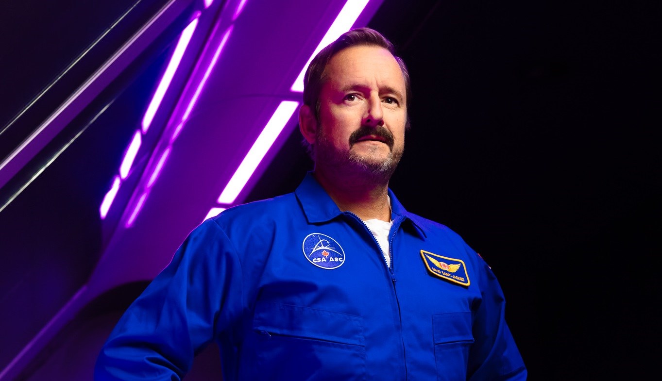 Mettant en vedette Rémi-Pierre Paquin, la pièce raconte la vie et la mission dans l’espace de l’astronaute David Saint-Jacques.