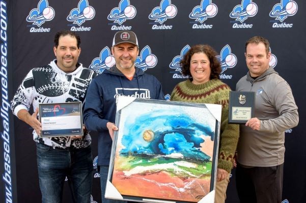 Marcelyn Ricard, responsable des entraîneurs à Baseball Mauricie, Pascal Boislard
récipiendaire du prix régional Dollard-Morin, Lydia Pépin de l’URLSM et Francis
Hénault, président de Baseball Mauricie.