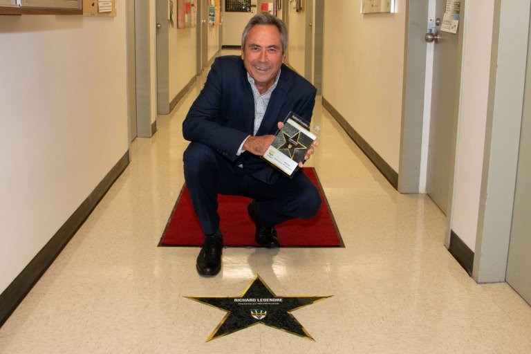 En novembre, plusieurs diplômés de renom participeront au dévoilement des étoiles situées dans les Allées de la renommée de l’UQTR. Les lauréats des prix Pythagore de 2019, dont faisait partie Richard Legendre, avaient pu prendre part aux premières cérémonies hommage en 2019.