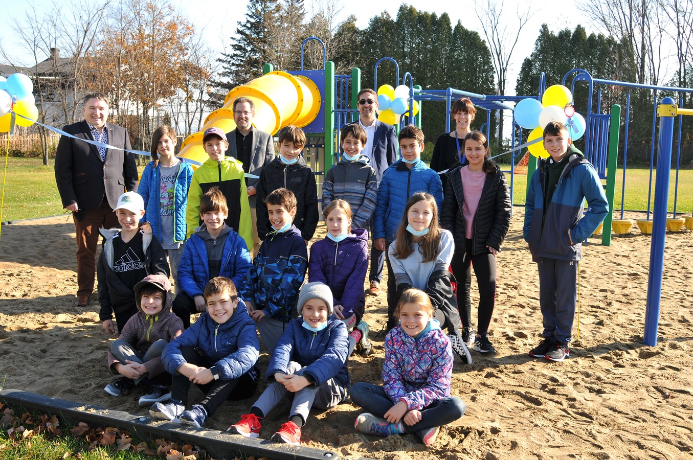 Christian Fortin (maire de la municipalité de Batiscan), Rémy St-Hilaire (directeur de l’école des Champs-et-Marées), Luc Galvani (directeur général du Centre de services scolaire), Geneviève Lacasse (enseignante de l’école des Champs-et-Marées) et des élèves de l’école.