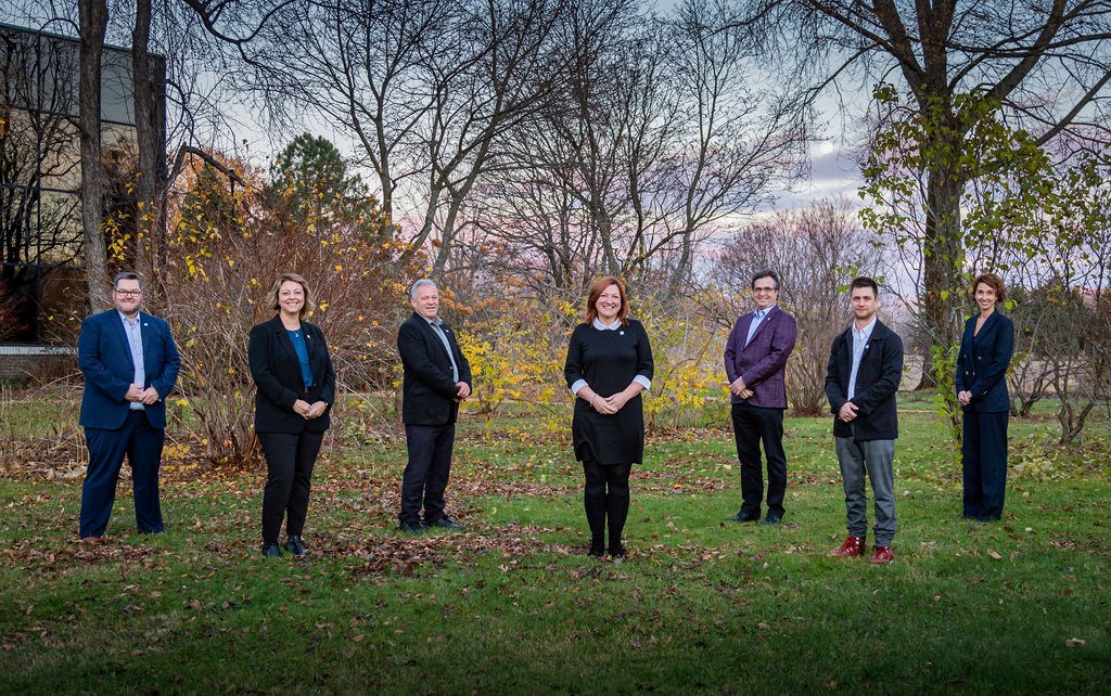 Pascal Doucet (conseiller poste 6), Annie Gauthier (conseillère poste 4), Marion Lamothe (conseiller poste 5), Lucie Allard (mairesse), Pierre Moras (conseiller poste 3), Guillaume Carignan (conseiller poste 2) et Jasmine Hébert (conseillère poste 1).
