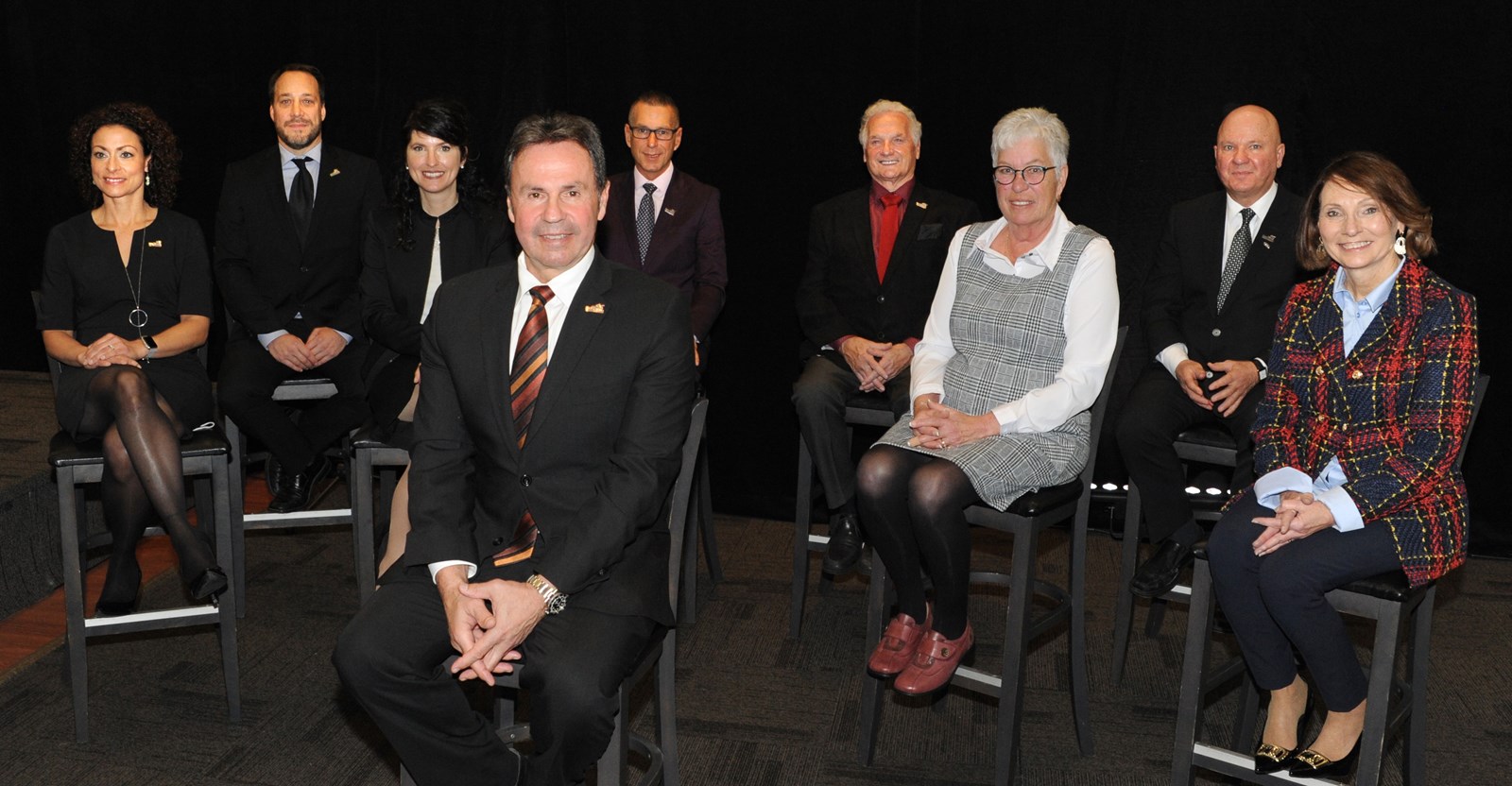 Le maire Michel Angers, entouré des conseillers Josette Allard-Gignac, Louis-Jean Garceau, Jacinthe Campagna, Jean-Yves Tremblay, Claude Grenier, Nancy Déziel, Lucie De Bons et Guy Arseneault.