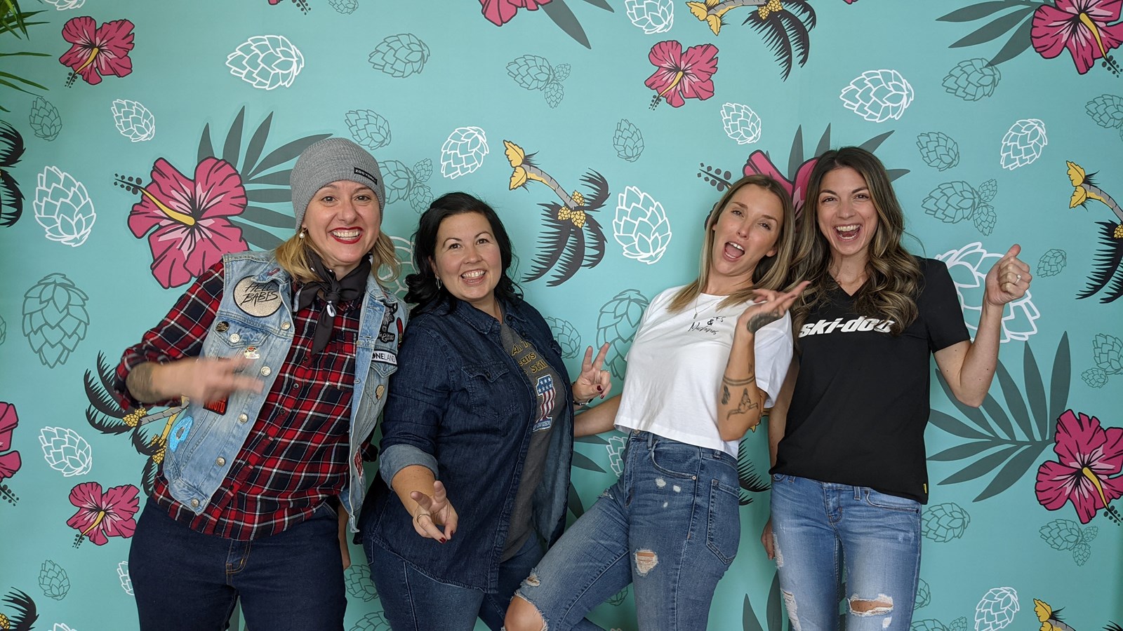 Nadine Lauzon de la compagnie MTL on the side, la collaboratrice moto Annie Martel, sa complice, l’animatrice Cyndi Martin et Bianca Baril collaboratrice motoneige pour Chicks and Machines.
