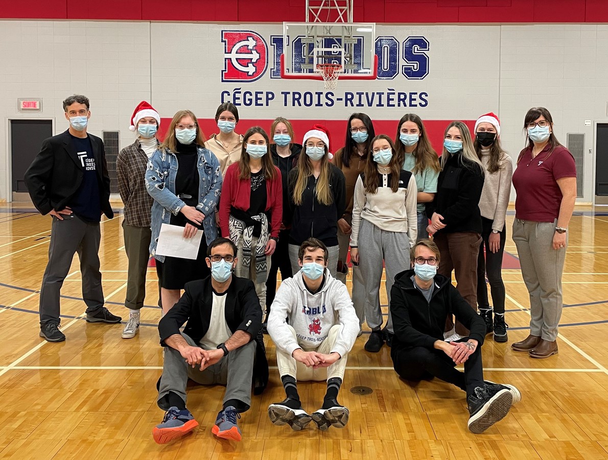Yannick Milette, enseignant, Jean-François Dragon, conseiller pédagogique, et Émilie Lefrançois, directrice adjointe des études, entourent les étudiants-mentors du Cégep de Trois-Rivières.