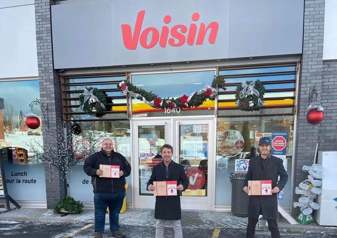 Pierre-Hugues Lavergne et Kevin Arbour, président et vice-président de Konex, en
compagnie d’Éric Labranche, gestionnaire des magasins Voisin de Shawinigan et Trois-Rivières.