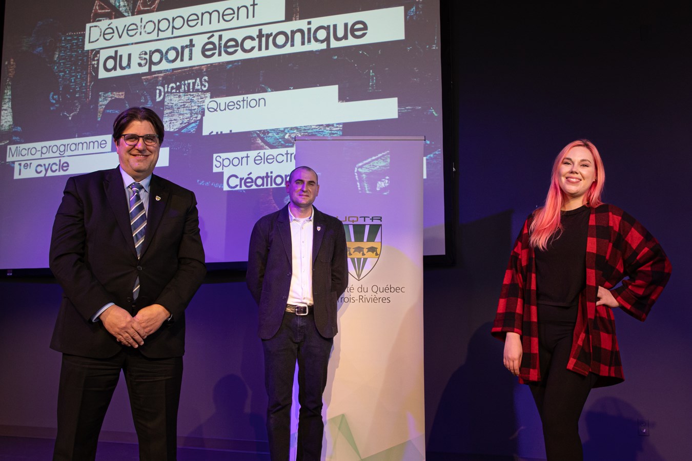 Christian Blanchette (recteur de l’UQTR), Romain Roult (directeur du Département de loisir, culture et tourisme) et la championne du monde de jeu vidéo Stéphanie Harvey (porte-parole du programme).