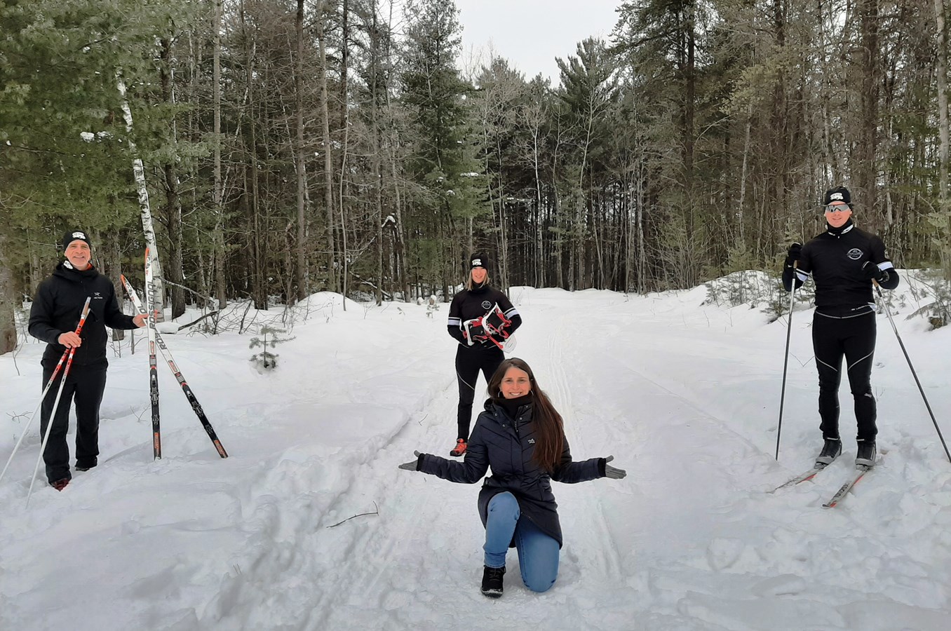À l'avant : Marie-Eve Croteau, coordonnatrice du développement, Fondation RSTR. À l'arrière : Gilles Masson, membre du comité et participant au défi, Kristina Bouchard, participante au défi et Dave Petit, membre du comité et participant au défi.
