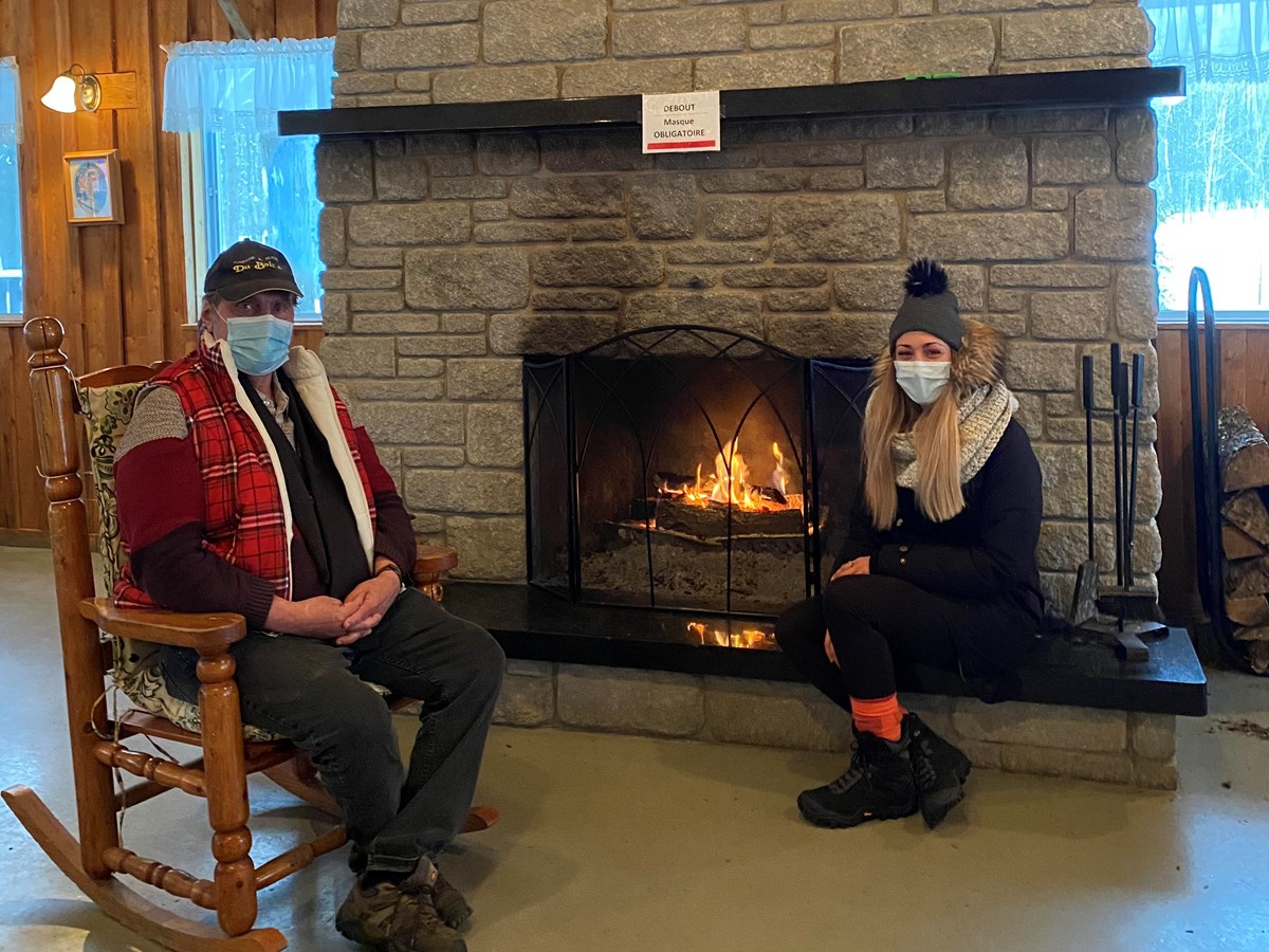 Robert Dufresne, propriétaire de la Cabane à sucre du Boisé et Joanny St-Arneault, agente de développement à la Fondation RSTR et coordonnatrice de l'activité.