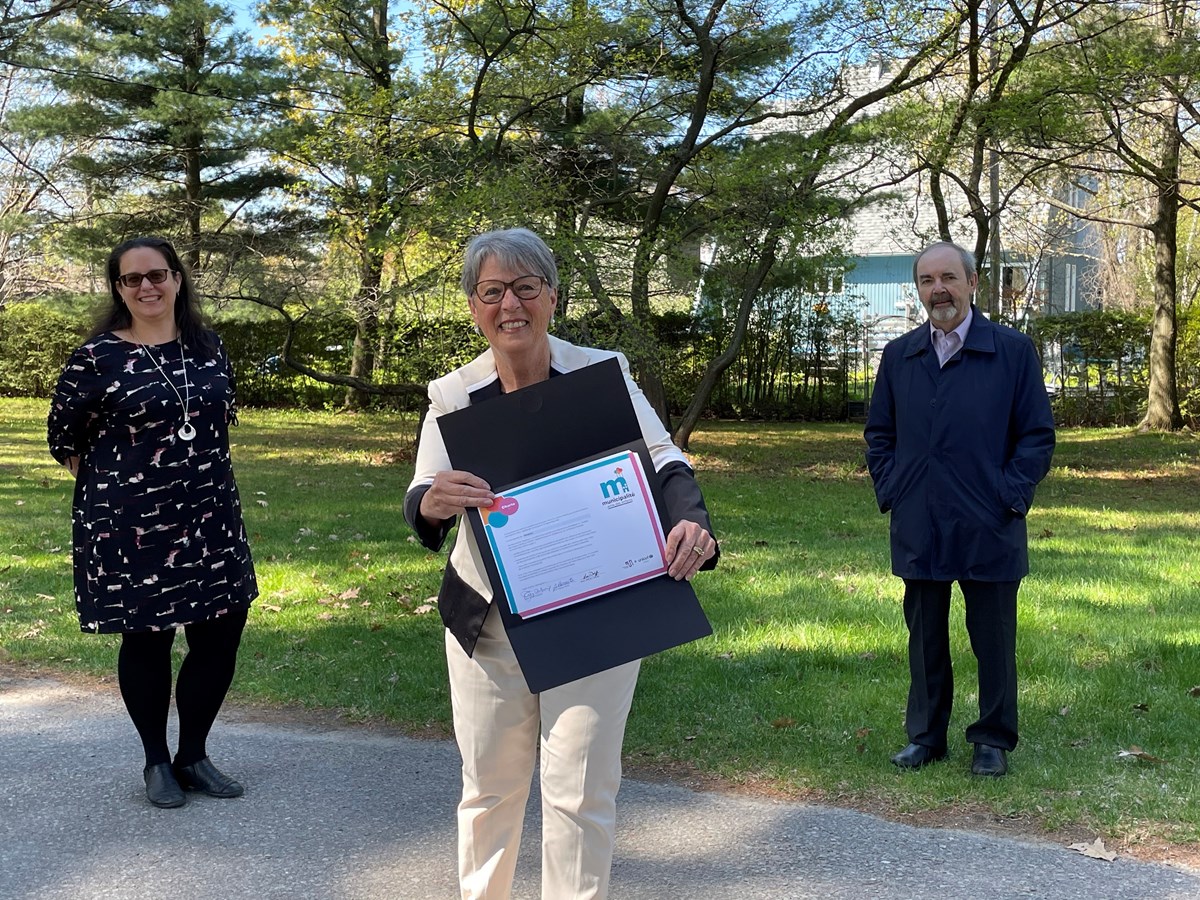 Stéphanie Lacoste, représentante d’Espace Muni et conseillère municipale à Drummondville, Carmen L. Pratte, conseillère municipale responsable des dossiers famille à la Ville de Bécancour et Jean-Guy Dubois, maire de Bécancour.