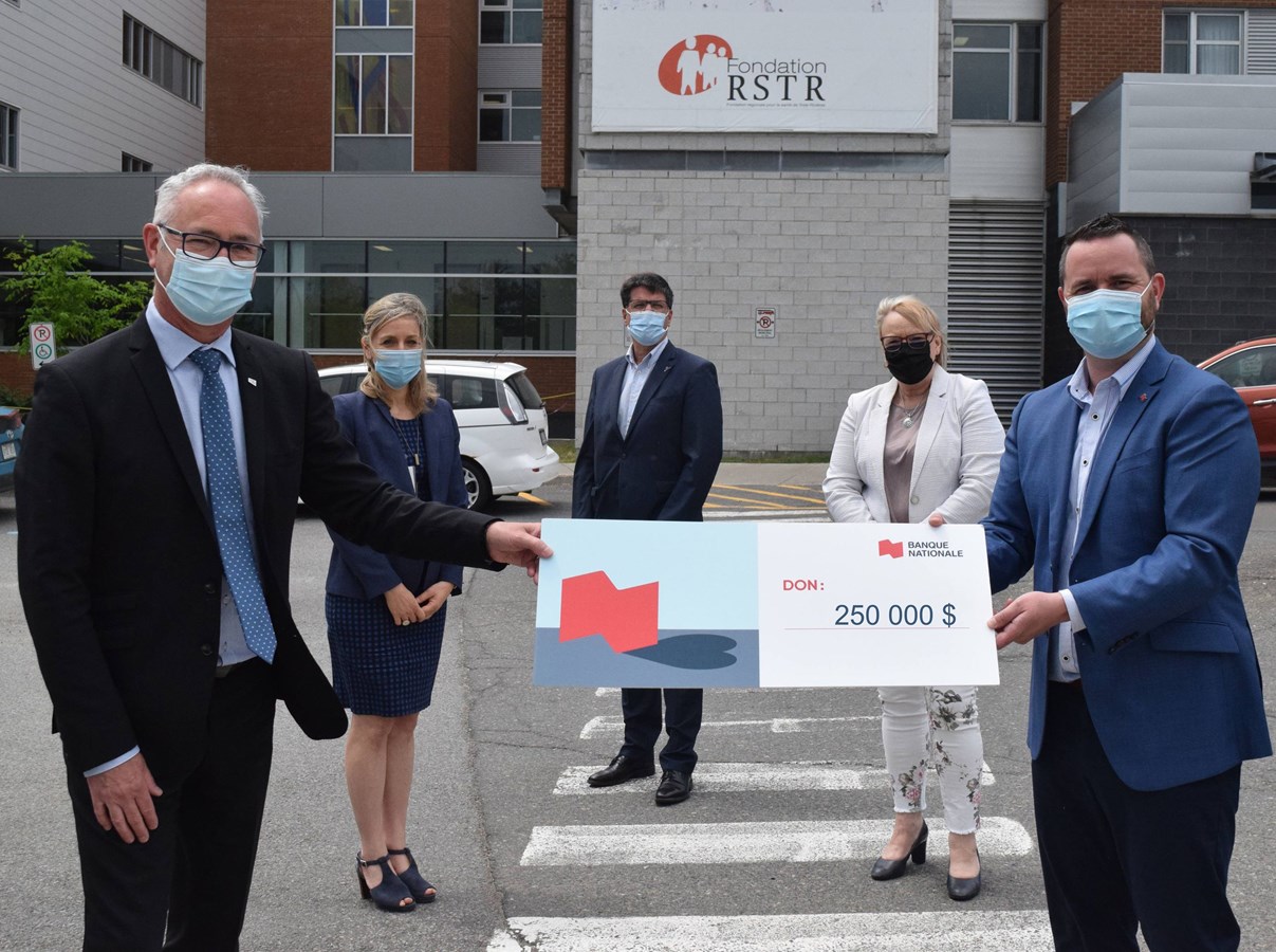 Carol Fillion, président-directeur général, CIUSSS MCQ, Renée Proulx, directrice administrative de l'enseignement universitaire, de la recherche et de l'innovation, CIUSSS MCQ, Marc Paquin, coprésident de la campagne majeure de financement et président du Groupe Somavrac, Johanne Hinse, présidente du C. A., Fondation RSTR et Mathieu Maltais, directeur des Planificateurs financiers, Banque Nationale.