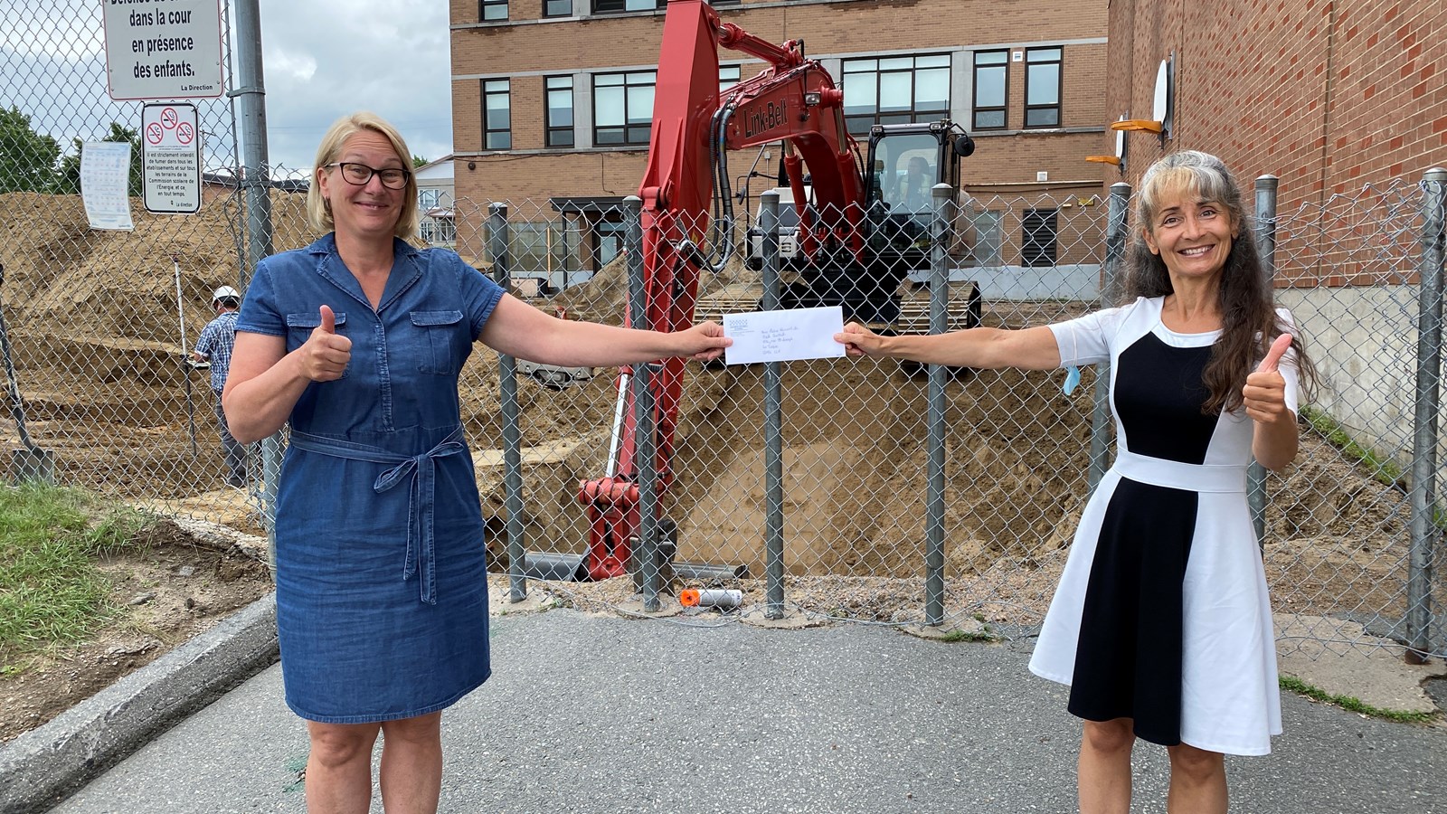 La directrice de l’école Centrale de La Tuque, Élaine Froment, en compagnie de la députée de Laviolette – Saint-Maurice, Marie-Louise Tardif.