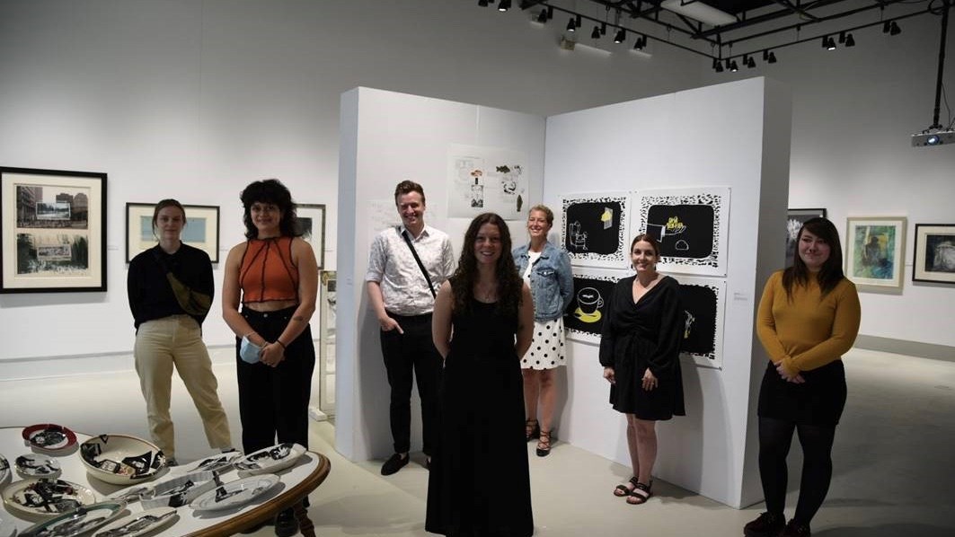 Émy Chartrand (étudiante sélectionnée pour l’exposition), Jeanne Hamel (étudiante au Projet Picom), William Baran-Mony (étudiant au projet Picom), Marie-Louise Déziel (étudiante au Projet Picom), Mylène Gervais (professeure et responsable par intérim de la Galerie R3), Marie-Ève Perron (coordonnatrice des projets Picom), ainsi que Ozali O’Bomsawin (étudiante sélectionnée pour l’exposition