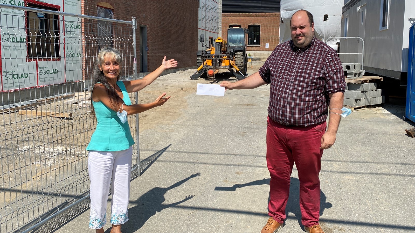 Gabriel Sansoucy, directeur général de la Coopérative de solidarité santé Le Rocher, est heureux de recevoir une aide financière de 10 000 $ de la députée de Laviolette–Saint-Maurice, Marie-Louise Tardif.
