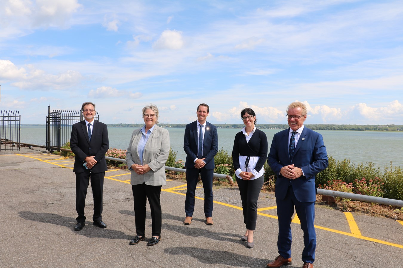 C’est la ministre déléguée aux Transports, Chantal Rouleau, le ministre du Travail, de l’Emploi et de la Solidarité sociale et ministre responsable de la région de la Mauricie, Jean Boulet, ainsi que la présidente du Conseil du Trésor et députée de Champlain, Sonia Lebel, qui en ont fait l’annonce.