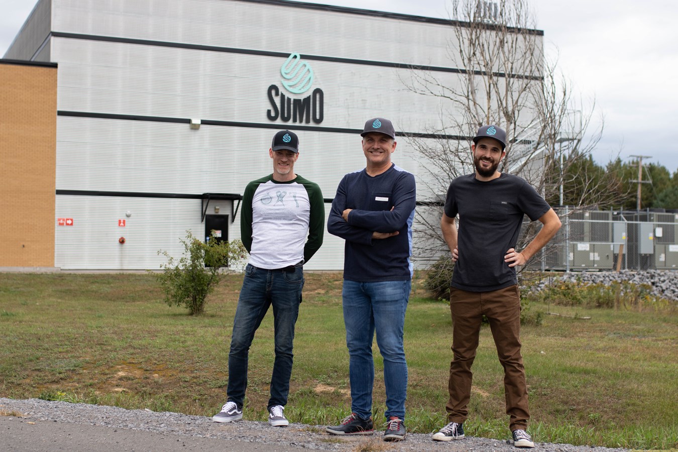 Éric Morel, directeur général et cofondateur de SUMO Cannabis, entouré de Francis Descôteaux et Jonathan Bossé, directeurs adjoints et cofondateurs.