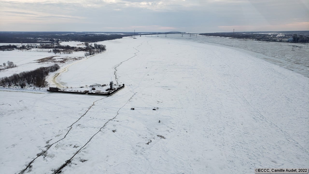 Fissure dans la glace au Quai de Sainte-Angèle