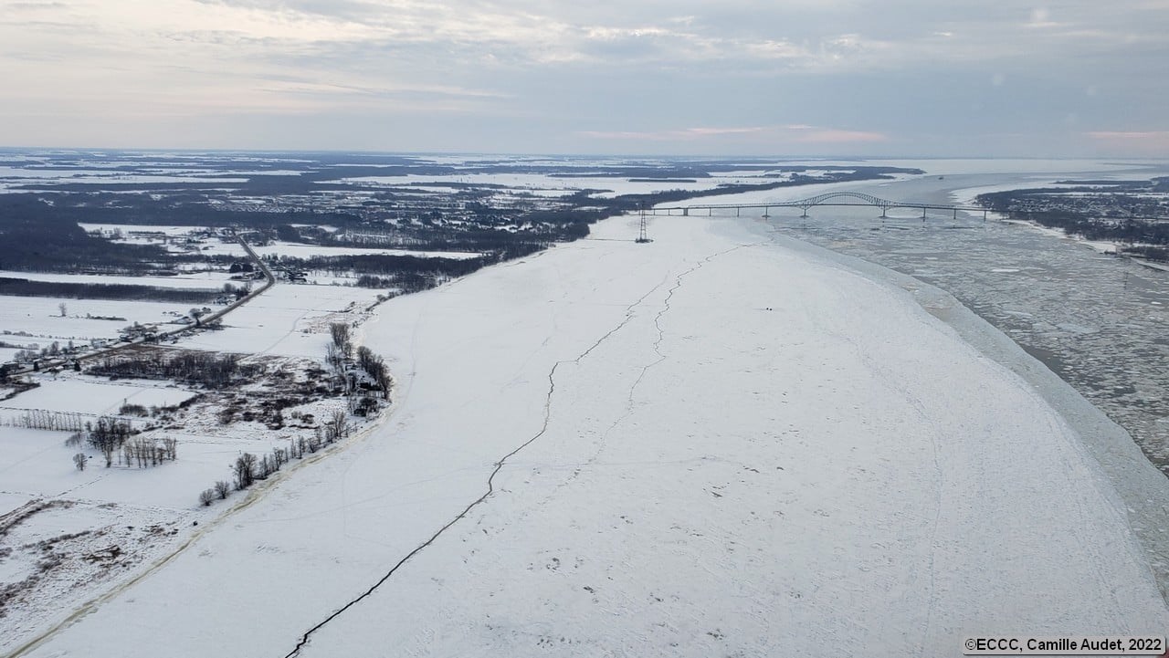 Fissure dans la glace au Quai de Sainte-Angèle