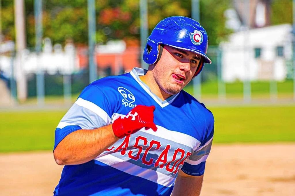 Michel Dagenais devient donc le quatrième Québécois à signer avec les Aigles.