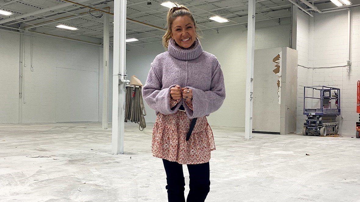 Joelle Desaulniers, copropriétaire et directrice artistique de JOELLE, dans les nouveaux locaux de l’entreprise.