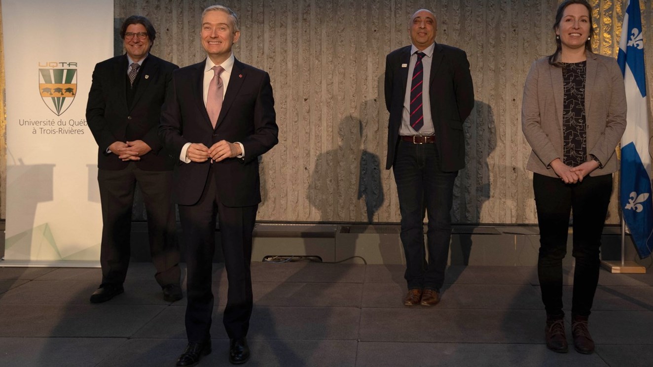 L’annonce des chaires de recherche s’est déroulée en conférence de presse lundi matin. Sur la photo, on reconnaît M. Christian Blanchette, recteur de l’UQTR, M. François-Philippe Champagne, ministre de l’Innovation, des Sciences et de l’Industrie, M. Bruno G. Pollet, professeur au Département de chimie, biochimie et physique, ainsi que Mme Noémie Carbonneau, professeure au Département de psychologie.