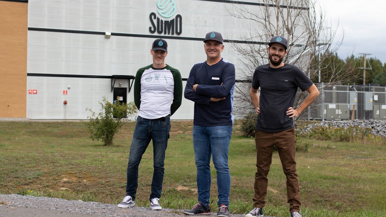 Éric Morel, directeur général et cofondateur de SUMO Cannabis, entouré des autres cofondateurs, Francis Descôteaux et Jonathan Bossé, respectivement directeur de la production et directeur des opérations.