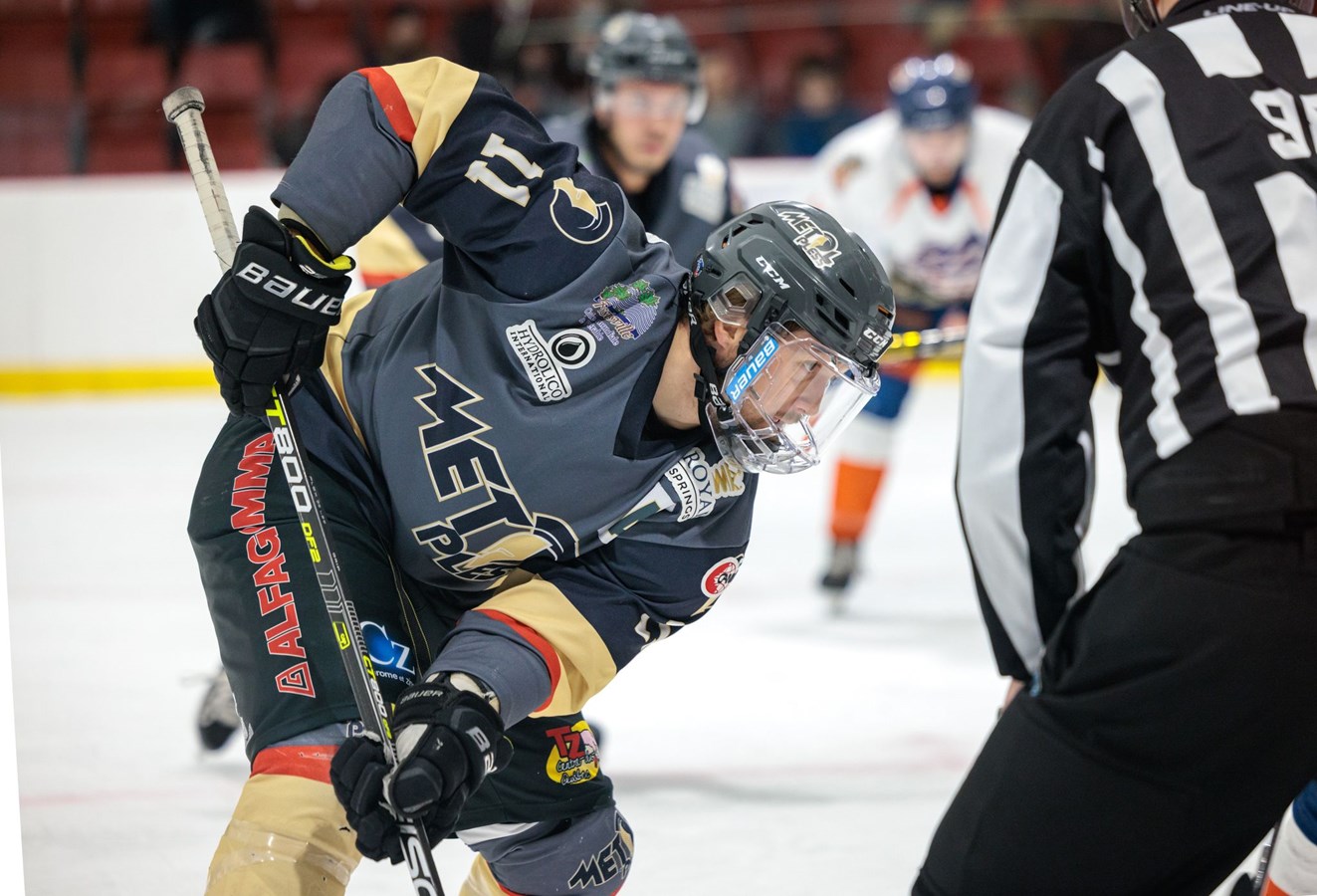 En 56 matchs au niveau senior AAA, Tommy Veilleux a un total de 84 points, incluant 35 buts.