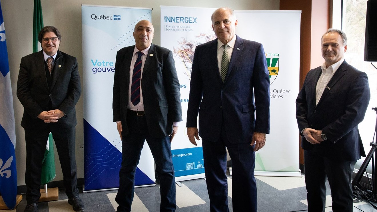 Christian Blanchette, recteur de l’UQTR, Bruno G. Pollet, professeur, Pierre Fitzgibbon, ministre de l’Économie et de l’Innovation et ministre responsable du Développement économique régional, ainsi que Michel Letellier, président et chef de la direction d’Innergex.