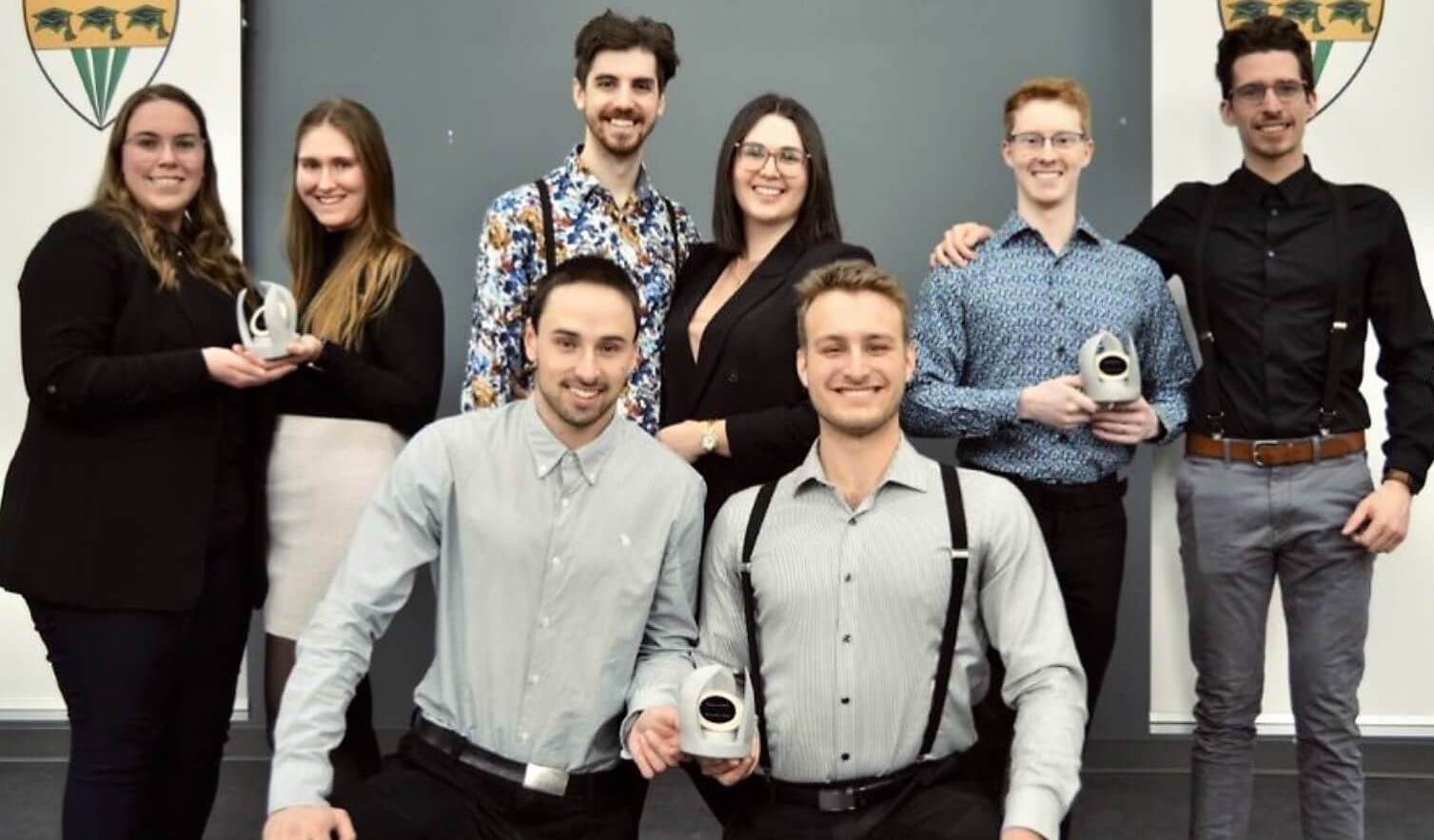 Des étudiants de l’École d’ingénierie de l’UQTR, photographiés ici, ont offert une performance digne de mention à la Compétition canadienne d’ingénierie 2022. À l’avant : Matthew Fournier (génie industriel) et Alexis Blanchette (génie industriel). À l’arrière : Chloé Samuel (génie industriel), Véronique Juteau (génie industriel), Justin Ferland (génie industriel), Justine Tesser (génie industriel), Antoine Jobin (génie mécanique) et Gabriel Lemire (génie industriel).