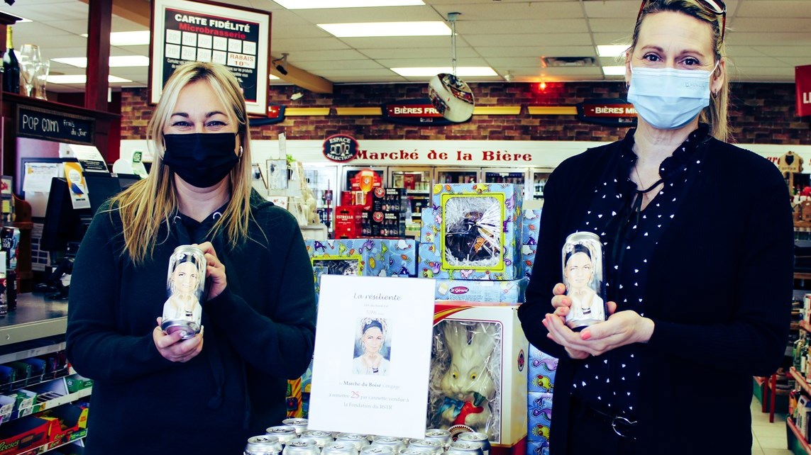 De gauche à droite: Julie Lemieux (propriétaire, Marché du Boisé) et Annie Brousseau
(directrice générale, Fondation RSTR)