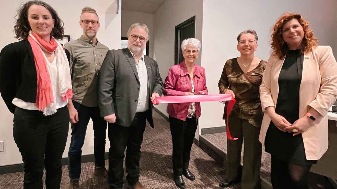Mme Suzanne Lefebvre-Rousseau a coupé le ruban officialisant la salle qui porte son nom.