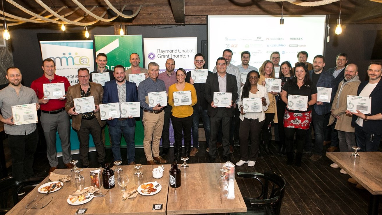 Les finalistes présents, accompagnés de M. Alain Huot, directeur général de Desjardins Entreprises Centre-du-Québec, représentant également le partenaire Desjardins Entreprises Mauricie (3e à droite sur la photo).