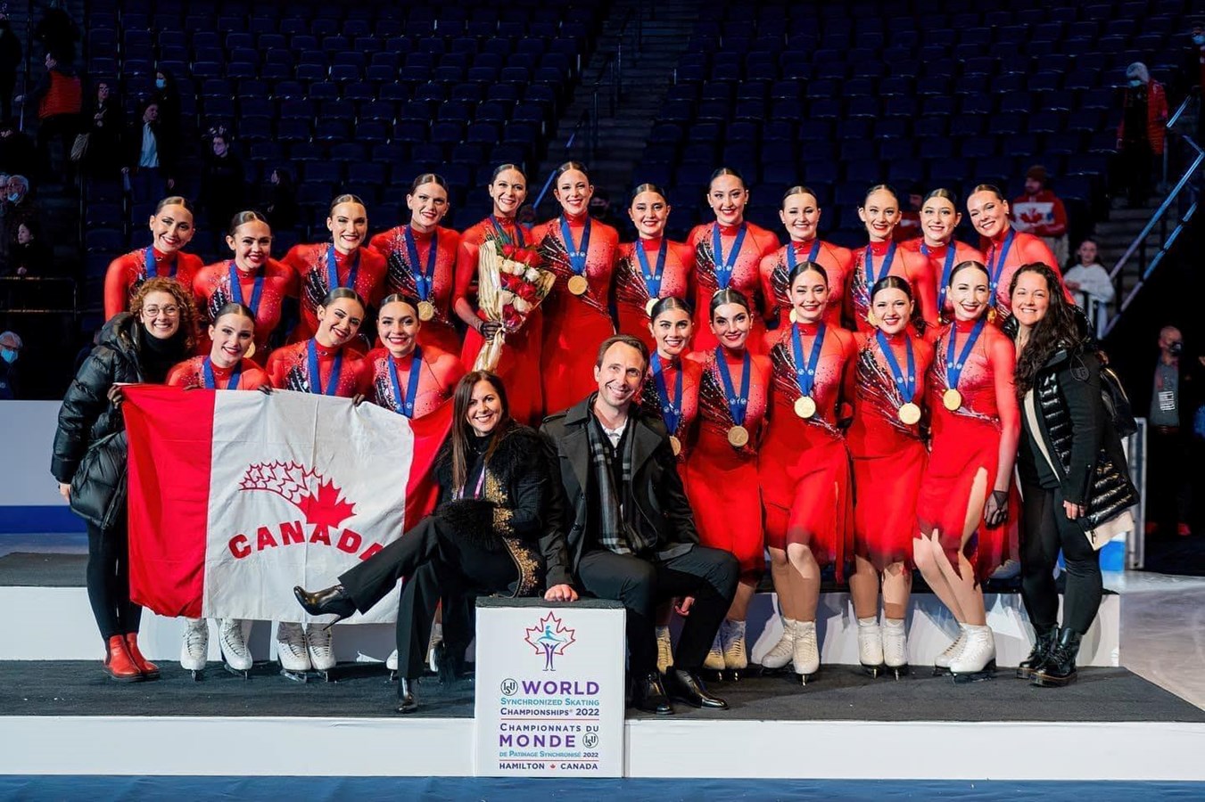 Les championnes, Les Suprêmes, avec leur médaille d'or en patinage synchronisé.