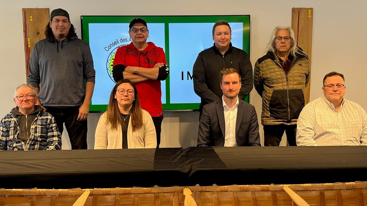 En bas, de gauche à droite : Paul Niquay, Alice Quoquochi, Philippe Fournier-Bélanger et John Taylor. En haut, de gauche à droite : Patrick Petiquay, Guy Laloche, Patrick Boivin, Marcel Boivin