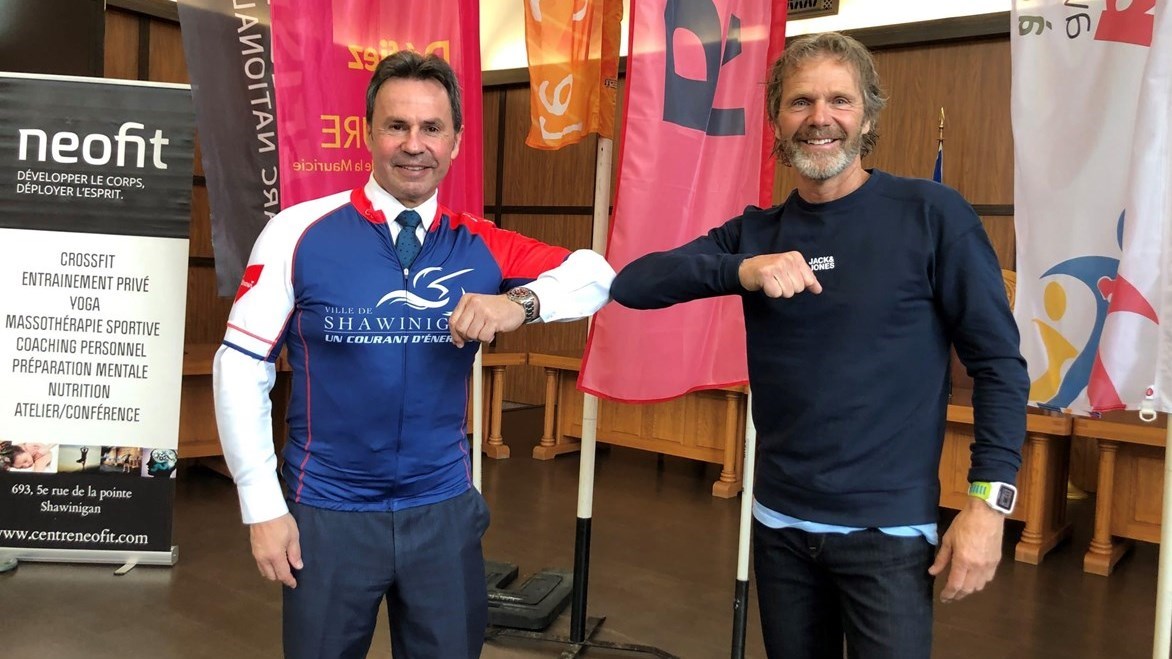 Le maire Michel Angers en compagnie de Pierre Lavoie.