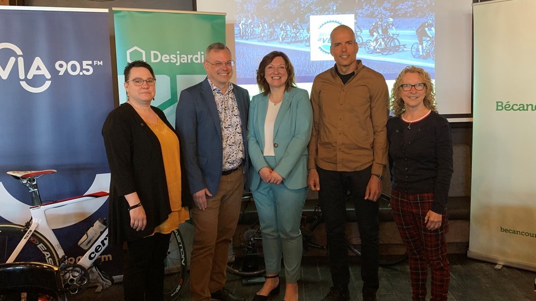 De gauche à droite: Mme Nathalie Mathieu, M. Stéphane Béraud, Mme Lucie Allard, M. Steeve Carpentier, Mme Marjolaine Arsenault