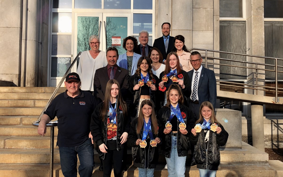 1re rangée : Réjean Désaulniers; Emy Corbin; Delphine Normandin; Layla Beaudoin; Melrose Marchand; 2e rangée : Michel Angers (maire de Shawinigan); Ophélie Beaudoin; Josette Allard-Gignac (conseillère); Maxym Mailloux; Guy Arseneault (conseiller Val-Mauricie) 3e rangée : Lucie De Bons (conseillère – district du Rocher); Jacinthe Campagna (conseillère – district de la Cité); Jean-Yves Tremblay (conseiller – district des Hêtres); Louis-Jean Garceau (conseiller – district des Boisés); Nancy Déziel (conseillère – district de la Rivière). 
