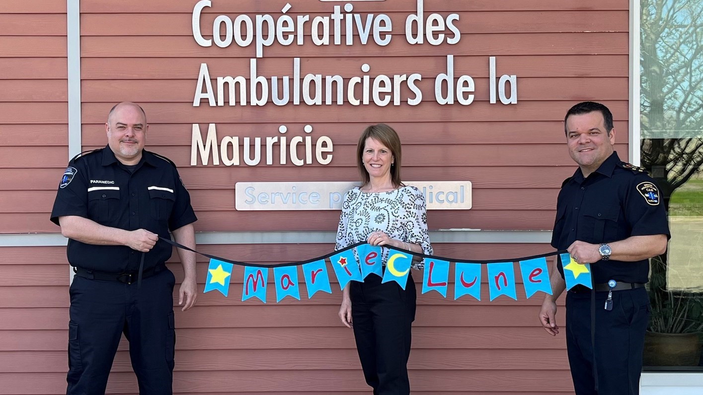 Claudine Périgny, directrice générale du CPE Marie-Lune, entourée de Rémy St-Onge et Michel Garceau, respectivement président et directeur général de la CAM.