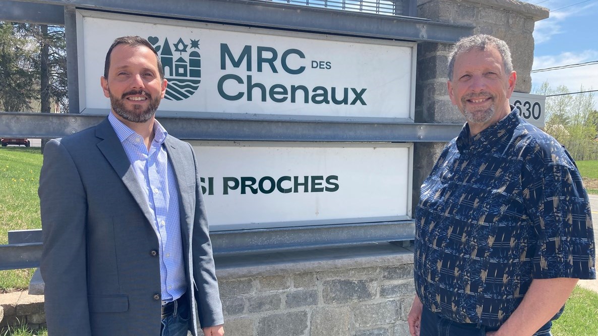 Le directeur général de la MRC, Patrick Baril accompagne Guy Veillette, préfet de la MRC des Chenaux et maire de Saint-Narcisse.