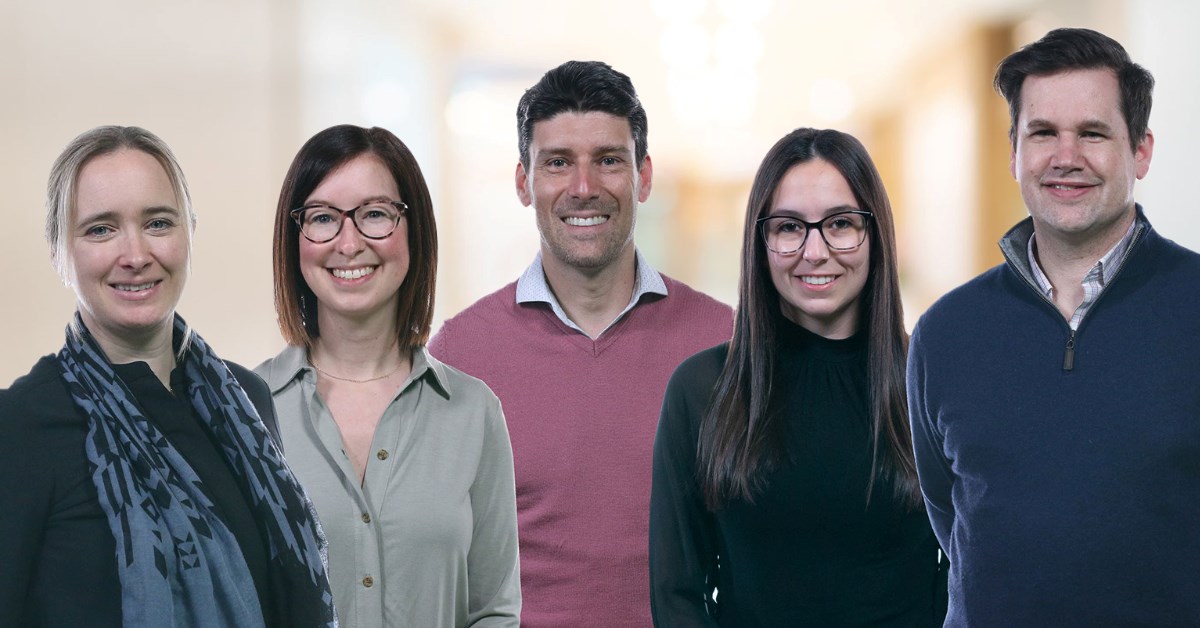 Julie O’Shaughnessy, professeure au Département de chiropratique de l'UQTR ; Andrée-Anne Marchand, professeure au Département de chiropratique de l'UQTR ; Martin Descarreaux, professeur au Département des sciences de l'activité physique de l'UQTR et titulaire de la Chaire de Recherche Internationale en Santé Neuromusculosquelettique ; Mariève Houle, étudiante au doctorat en sciences biomédicales à l'UQTR ; Dr Claude-Édouard Châtillon, neurochirurgien au CIUSSS MCQ.