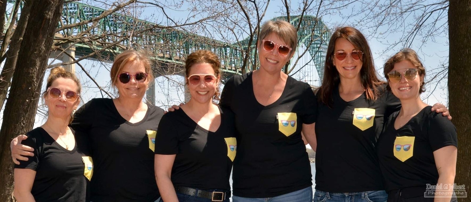 Nathalie Milot, Marie-Nathalie Genest, Stéphanie Hamel, Caroline Gauthier, Tracey-Ann Powers et Marie-Anne Genest-Roy portent fièrement leur chandail d’équipe et leurs lunettes roses.