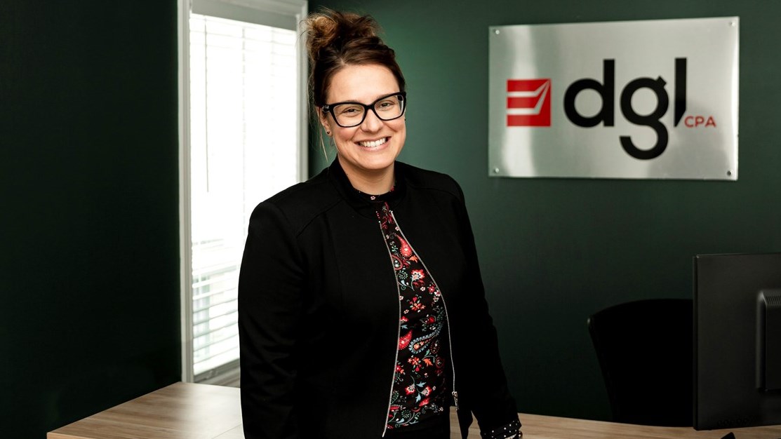 France Pronovost, CPA auditrice, MBA, associée chez DGL-CPA dans le nouveau bureau situé sur la rue Commerciale à La Tuque.