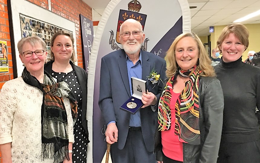 Jacques Blain entouré de Gabrielle Lecot, amie, Marie-Soleil Blain, fille et Danielle Gamelin, directrice de la Fondation Santé Bécancour– Nicolet-Yamaska.
Générale de la Fondation et Mme Geneviève Blain, fille