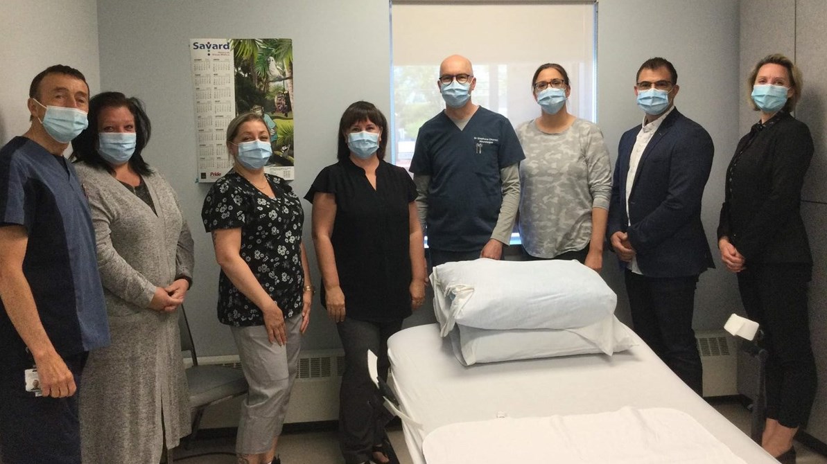 De gauche à droite : Pierre Bolduc infirmier auxiliaire, Chantal Vallières agente administrative, Manon Bellefeuille préposée aux bénéficiaires, Chantal Lafond infirmière, Dr Stéphane Charest neurologue, Martine Ledoux infirmière clinicienne, Francis Tremblay chef de service, Geneviève Picard chef de service.