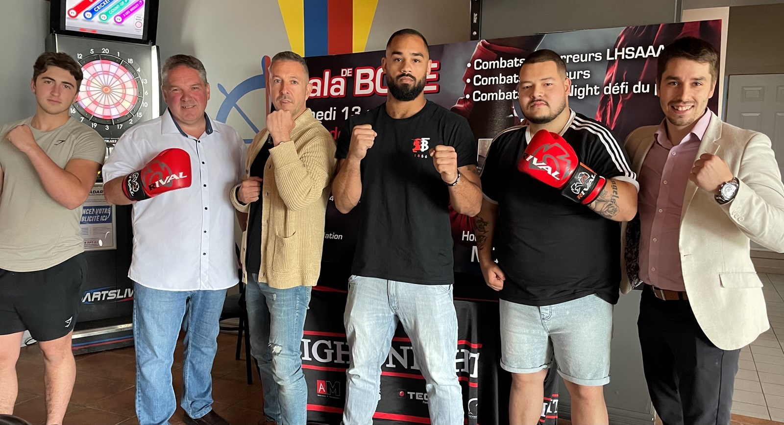 Le combattant Félix Métivier ; Christian Brouillard, copropriétaire du club de hockey REEQ Isolation ; Sébastien Forgues du Fight night; Maxime Sanon, combattant-vedette ; Nicolas Doucet-Vincent du Centre sportif boxe MMA 3R et Benjamin H-Théberge du Fight night.