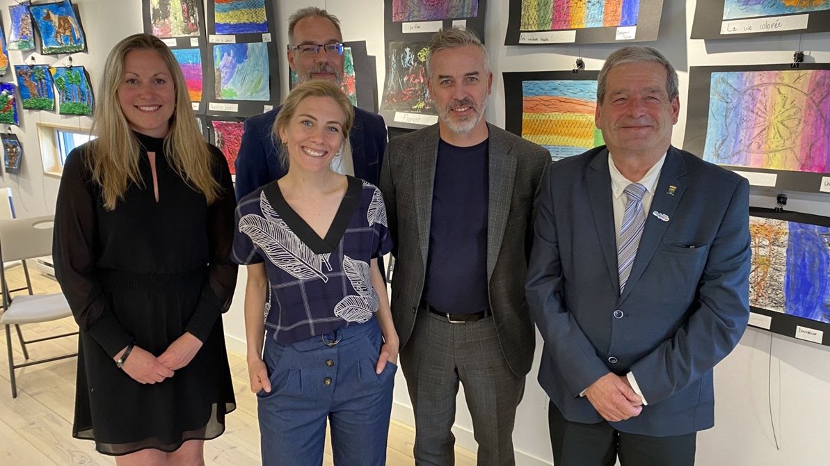 Marie-Pierre Leblanc, attachée politique du député de Maskinongé Simon Allaire, Christian Sénéchal, directeur général du réseau Les Arts et la Ville, Éric Lord, directeur général de Culture Mauricie, Jean-Yves St-Arnaud, préfet de la MRC de Maskinongé et à l'avant, Émilie Perreault, journaliste et animatrice