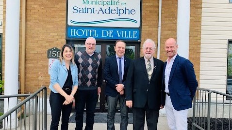 Nathalie Dionne (vice-présidente par intérim, Solutions résidentielles et Expérience client de TELUS au Québec), Guy Simon (préfet suppléant de la MRC des Chenaux), Paul Labranche (maire de Saint-Adelphe), Bernard Thompson (préfet de la MRC de Mékinac), et Vincent Gagné (directeur principal de TELUS).